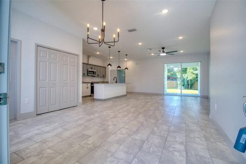 House in Lakeland, Florida 4 bedrooms, 188.41 sq.m. № 2237480 - photo 6