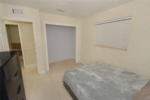 House in Pembroke Pines, Florida 4 bedrooms, 183.85 sq.m. № 1865179 - photo 18