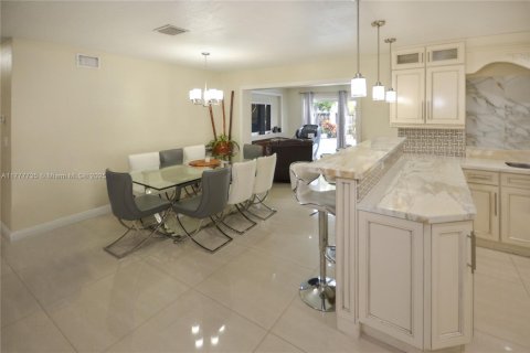 House in Pembroke Pines, Florida 4 bedrooms, 183.85 sq.m. № 1865179 - photo 11