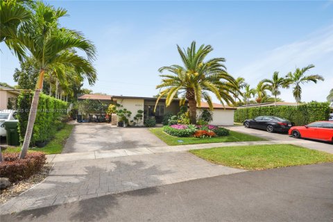 House in Pembroke Pines, Florida 4 bedrooms, 183.85 sq.m. № 1865179 - photo 1