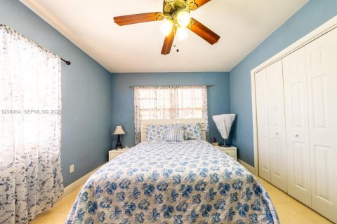 House in Miami, Florida 3 bedrooms, 119.84 sq.m. № 2000958 - photo 11