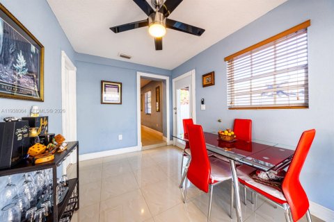 House in Miami, Florida 3 bedrooms, 119.84 sq.m. № 2000958 - photo 19