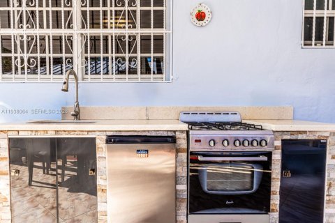 House in Miami, Florida 3 bedrooms, 119.84 sq.m. № 2000958 - photo 20