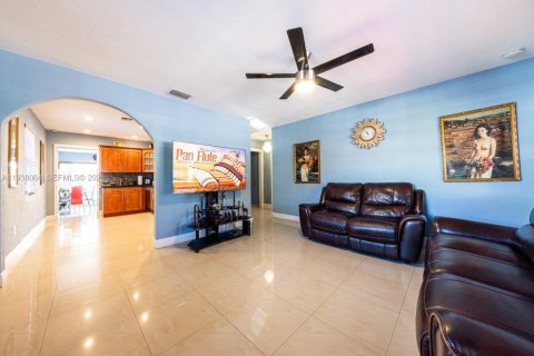 House in Miami, Florida 3 bedrooms, 119.84 sq.m. № 2000958 - photo 7
