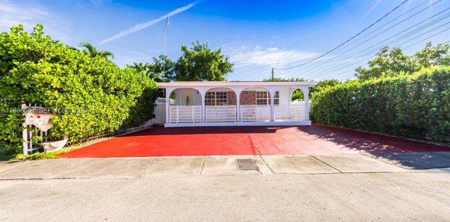 House in Miami, Florida 3 bedrooms, 119.84 sq.m. № 2000958