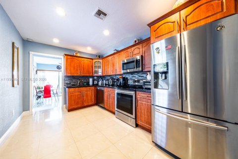 House in Miami, Florida 3 bedrooms, 119.84 sq.m. № 2000958 - photo 8