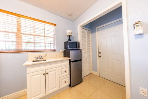 House in Miami, Florida 3 bedrooms, 119.84 sq.m. № 2000958 - photo 16