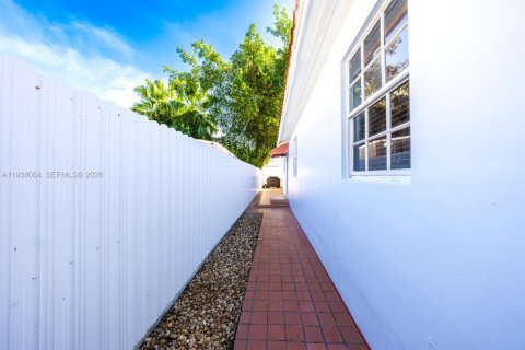 House in Miami, Florida 3 bedrooms, 119.84 sq.m. № 2000958 - photo 23