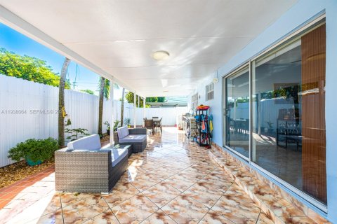 House in Miami, Florida 3 bedrooms, 119.84 sq.m. № 2000958 - photo 21
