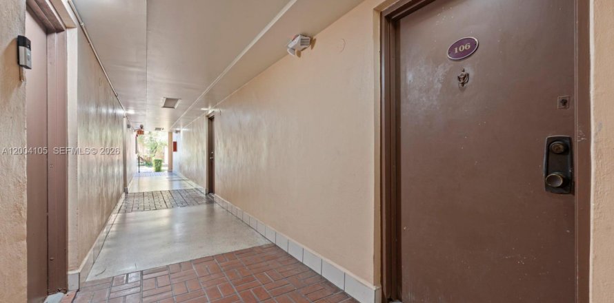 Condo in Miami, Florida, 2 bedrooms № 2241725