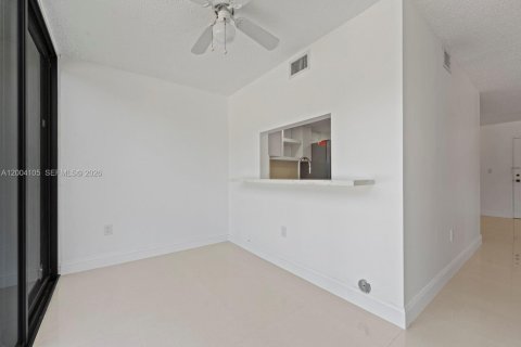 Condo in Miami, Florida, 2 bedrooms № 2241725 - photo 5