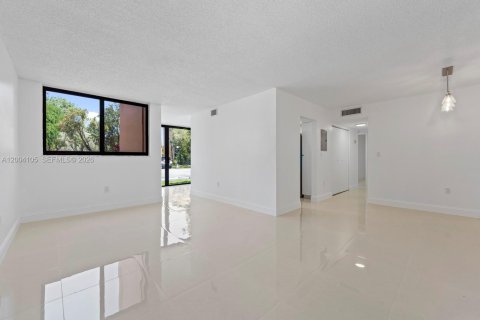 Condo in Miami, Florida, 2 bedrooms № 2241725 - photo 3