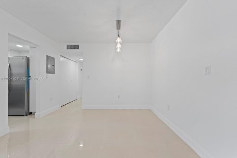 Condo in Miami, Florida, 2 bedrooms № 2241725 - photo 6