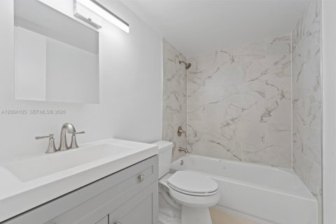 Condo in Miami, Florida, 2 bedrooms № 2241725 - photo 18