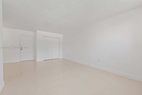 Condo in Miami, Florida, 2 bedrooms № 2241725 - photo 7