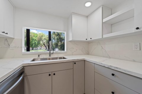 Condo in Miami, Florida, 2 bedrooms № 2241725 - photo 9