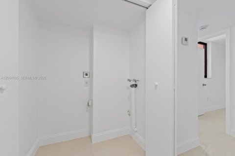 Condo in Miami, Florida, 2 bedrooms № 2241725 - photo 14