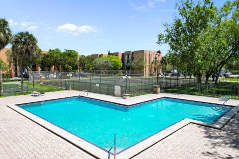 Condo in Miami, Florida, 2 bedrooms № 2241725 - photo 23