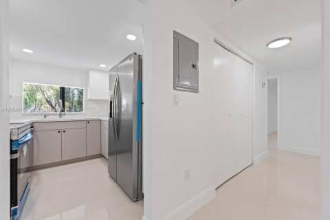 Condo in Miami, Florida, 2 bedrooms № 2241725 - photo 10