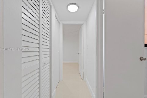 Condo in Miami, Florida, 2 bedrooms № 2241725 - photo 15