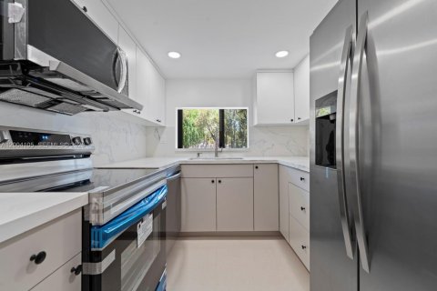 Condo in Miami, Florida, 2 bedrooms № 2241725 - photo 8