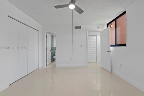 Condo in Miami, Florida, 2 bedrooms № 2241725 - photo 16