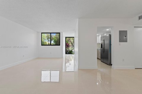 Condo in Miami, Florida, 2 bedrooms № 2241725 - photo 2