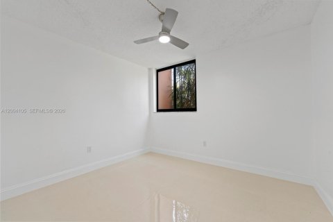 Condo in Miami, Florida, 2 bedrooms № 2241725 - photo 12
