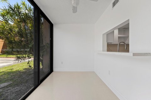 Condo in Miami, Florida, 2 bedrooms № 2241725 - photo 11