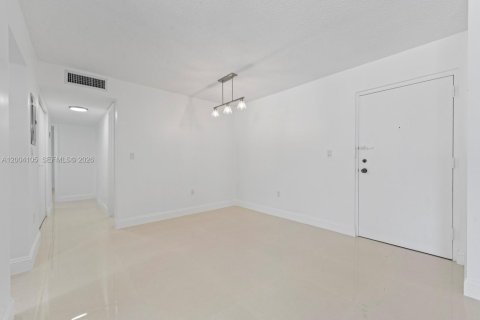 Condo in Miami, Florida, 2 bedrooms № 2241725 - photo 4