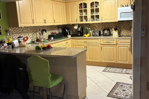 Condo in Hialeah, Florida, 3 bedrooms  № 2051444 - photo 3