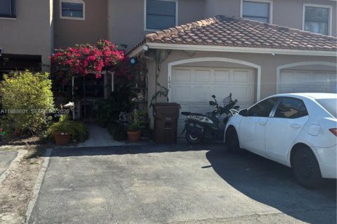 Condo in Hialeah, Florida, 3 bedrooms № 2051444