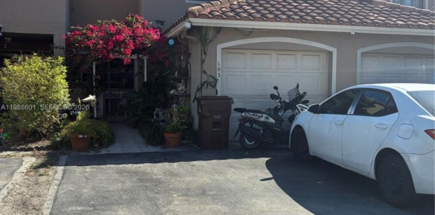 Condo in Hialeah, Florida, 3 bedrooms  № 2051444