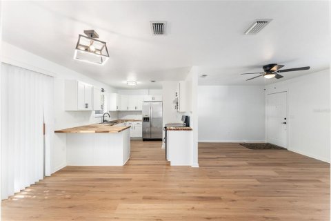 House in Gainesville, Florida 2 bedrooms, 98.66 sq.m. № 2122640 - photo 12