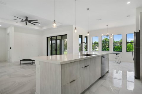 House in Punta Gorda, Florida 3 bedrooms, 196.3 sq.m. № 1827752 - photo 11