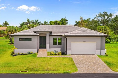 House in Punta Gorda, Florida 3 bedrooms, 196.3 sq.m. № 1827752 - photo 1