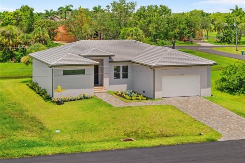 House in Punta Gorda, Florida 3 bedrooms, 196.3 sq.m. № 1827752 - photo 2