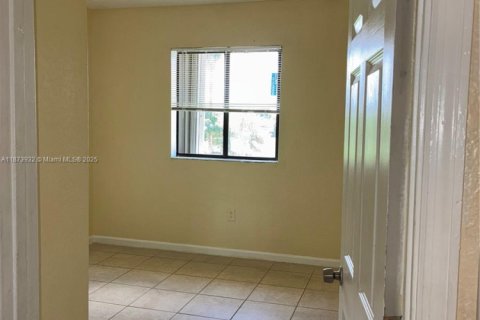 Снять в аренду таунхаус в Хомстед, Флорида 3 спальни, 89.56м2, № 1946162 - фото 2