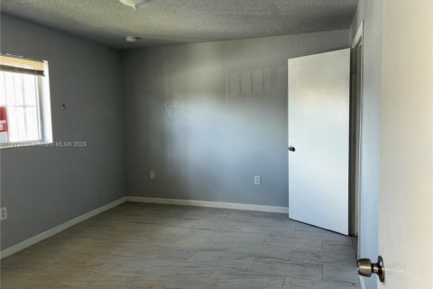 Снять в аренду таунхаус в Хомстед, Флорида 3 спальни, 89.56м2, № 1946162 - фото 4