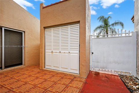 Casa en venta en Hialeah, Florida, 3 dormitorios, 206.52 m2 № 1970016 - foto 7