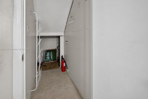 Casa en venta en Hialeah, Florida, 3 dormitorios, 206.52 m2 № 1970016 - foto 29