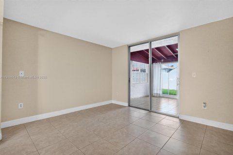 Casa en venta en Hialeah, Florida, 3 dormitorios, 206.52 m2 № 1970016 - foto 28