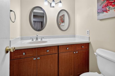 Casa en venta en Hialeah, Florida, 3 dormitorios, 206.52 m2 № 1970016 - foto 17