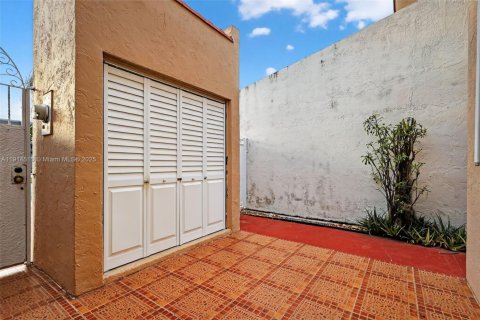 Casa en venta en Hialeah, Florida, 3 dormitorios, 206.52 m2 № 1970016 - foto 6