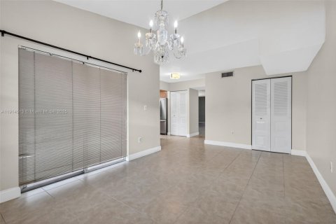 Casa en venta en Hialeah, Florida, 3 dormitorios, 206.52 m2 № 1970016 - foto 11