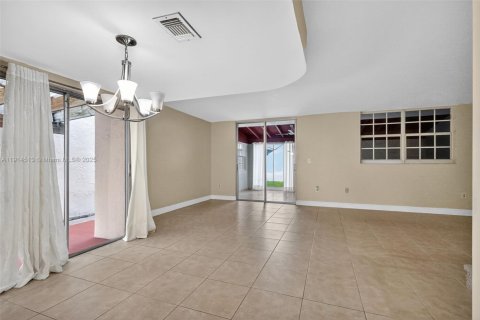 Casa en venta en Hialeah, Florida, 3 dormitorios, 206.52 m2 № 1970016 - foto 21