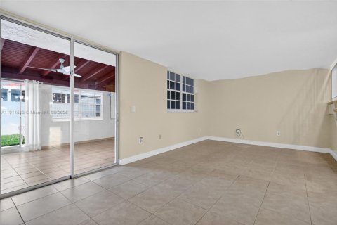 Casa en venta en Hialeah, Florida, 3 dormitorios, 206.52 m2 № 1970016 - foto 25
