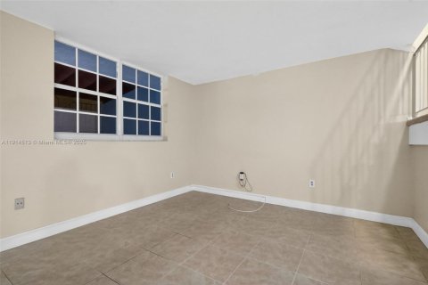 Casa en venta en Hialeah, Florida, 3 dormitorios, 206.52 m2 № 1970016 - foto 27