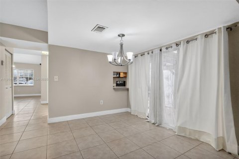 Casa en venta en Hialeah, Florida, 3 dormitorios, 206.52 m2 № 1970016 - foto 22