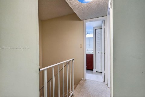 Casa en venta en Hialeah, Florida, 3 dormitorios, 206.52 m2 № 1970016 - foto 30